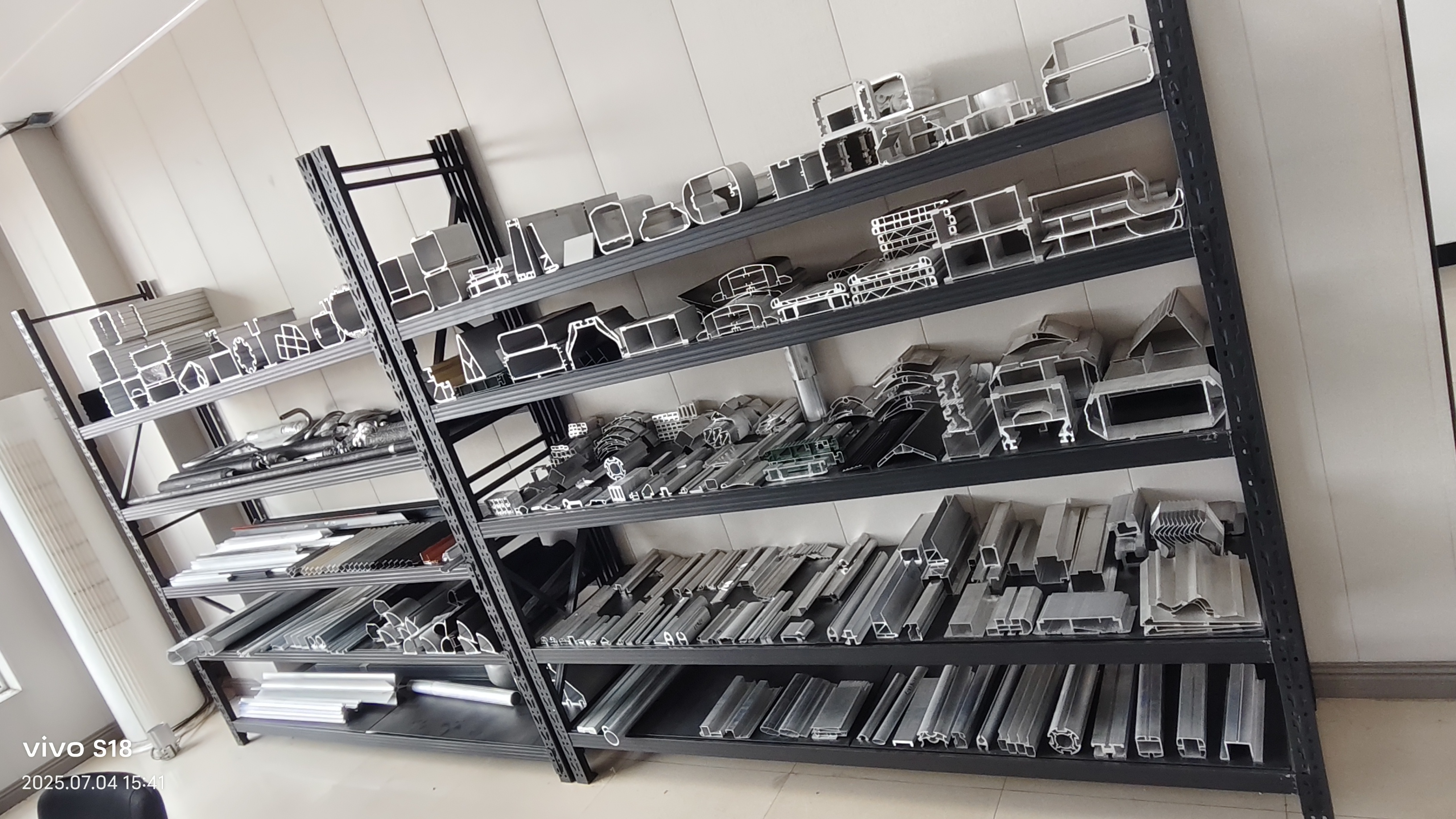 &iquest;Qu&eacute; es la extrusi&oacute;n de aluminio? El proceso en 10 pasos